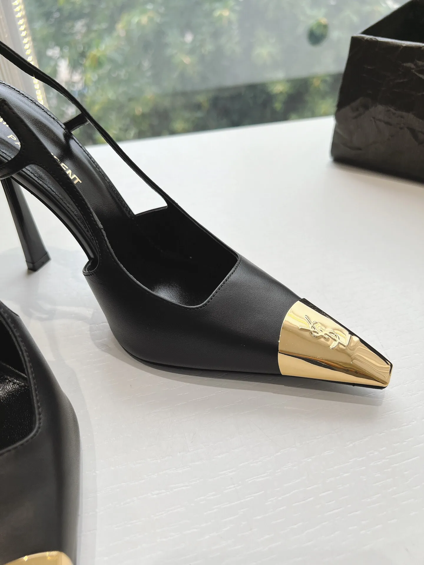 👟👟Ex-factory price 560👟👟 Top-quality Saint Laurent/Yves Saint Laurent Lee metal buckle single shoes, YSL sister's beautiful high heels, and the small square toe of the same style as Saint Laurent Rose. High-heeled shoes are very good at modifying the foot shape, luxury metal chain. In recent years, SL👟👟Ex-factory price is that women are becoming more and more understanding of high-heeled shoes. The embarrassing design impression of waterproof platform models has been eliminated. YSL's beautiful high-heeled shoes Upper: Imported patent leather/cowhide Sole: Genuine leather outsole Heel height: 11cm Size 35-39 (40, 41 customized, non-refundable and non-exchangeable)